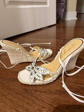 Vince Camuto White Floral Cutout Wedge Sandals in sz 6/36